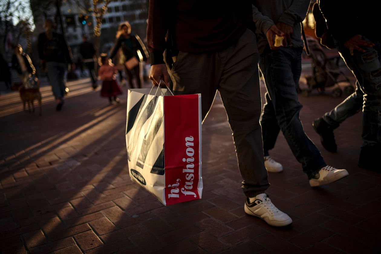 U.S. Shoppers Splurge in Face of Global Headwinds - dealsinretail.com
