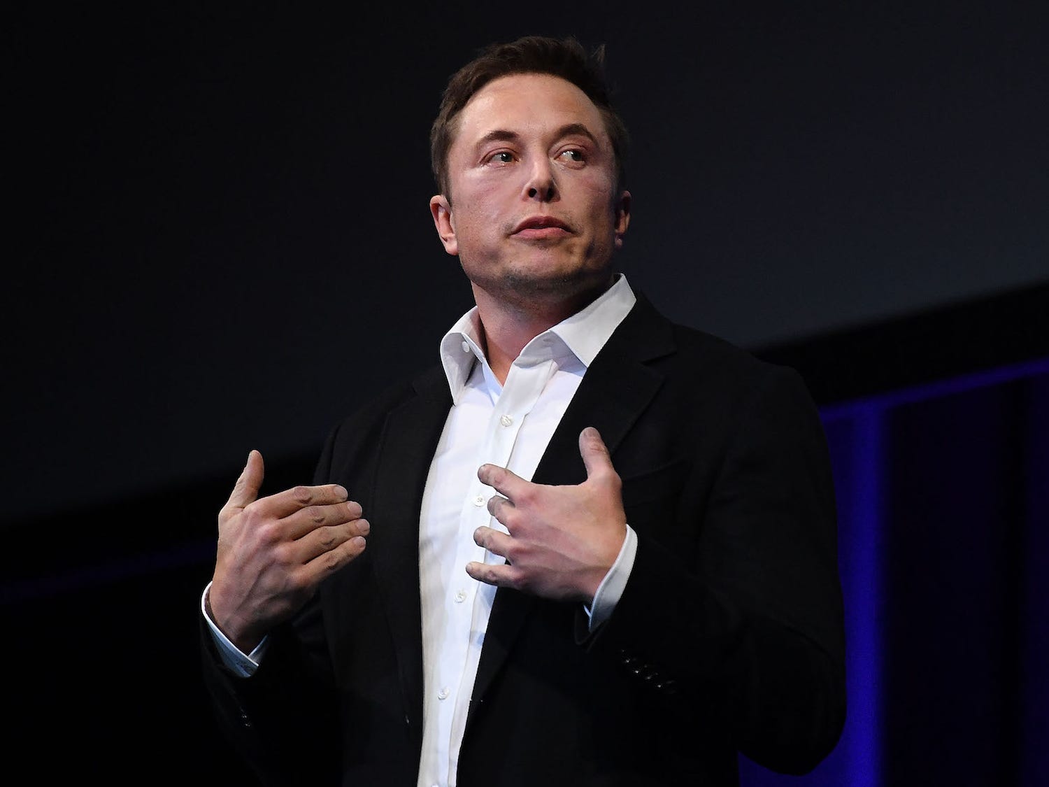 Elon Musk said in a leaked email to Tesla employees that delivering cars and installing solar roofs are his top priorities for the end of the year - dealsinretail
